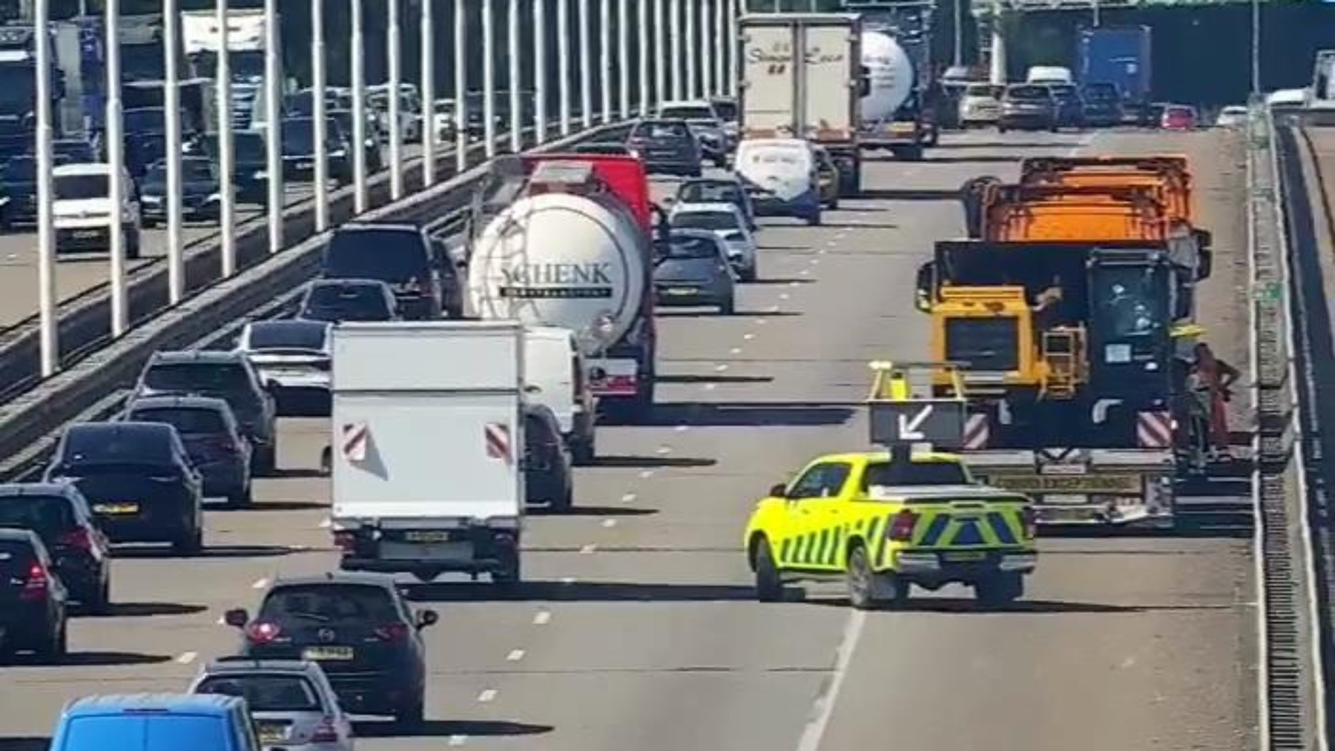 Vrachtwagen met pech op Moerdijkbrug.