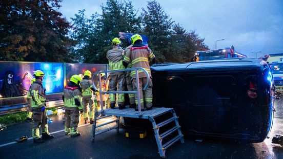 Bestelbusje op zijkant • botsing in Otterlo