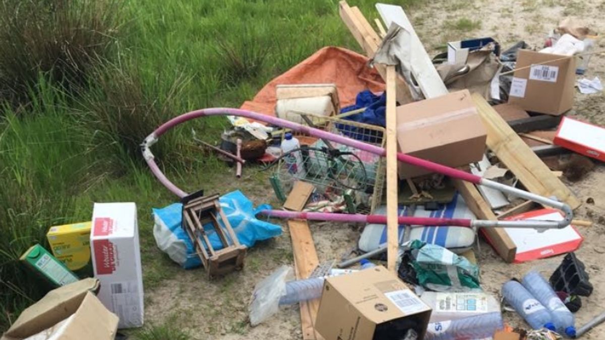 Boswachter ergert zich aan afvaldumping bij Bunne: Zo ga je niet met de natuur om