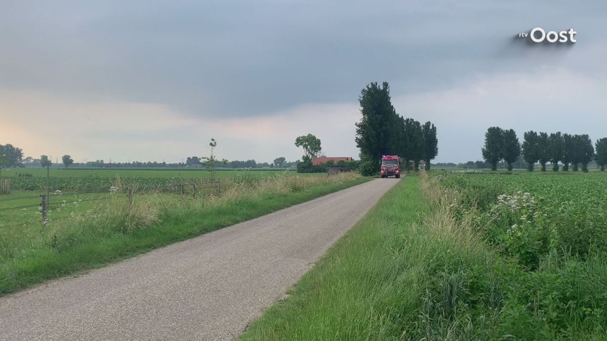 Brand verwoest rietgedekte woning in Welsum