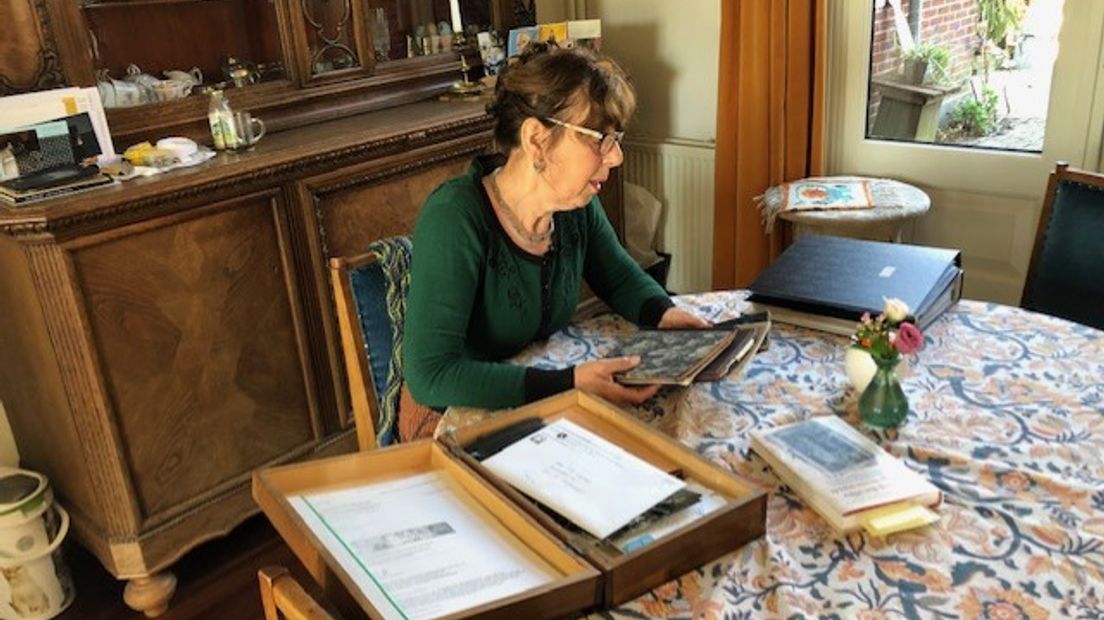 Mirjam Schwarz pakt schriftjes uit een houten kist. Vijf schriftjes met persoonlijke ontboezemingen van een Joods meisje in de oorlog in Winterswijk, opgeschreven van maart 1939 tot december 1943. Het dagboek van haar tante Thea Windmuller, nu gebundeld in een boek. 'Ik hoop dat alles weer gewoon wordt'.