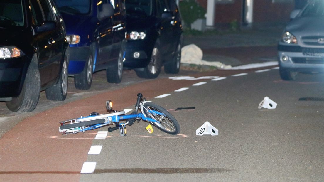 Kinderfiets op wegdek na aanrijding op de Langevieleweg in Middelburg