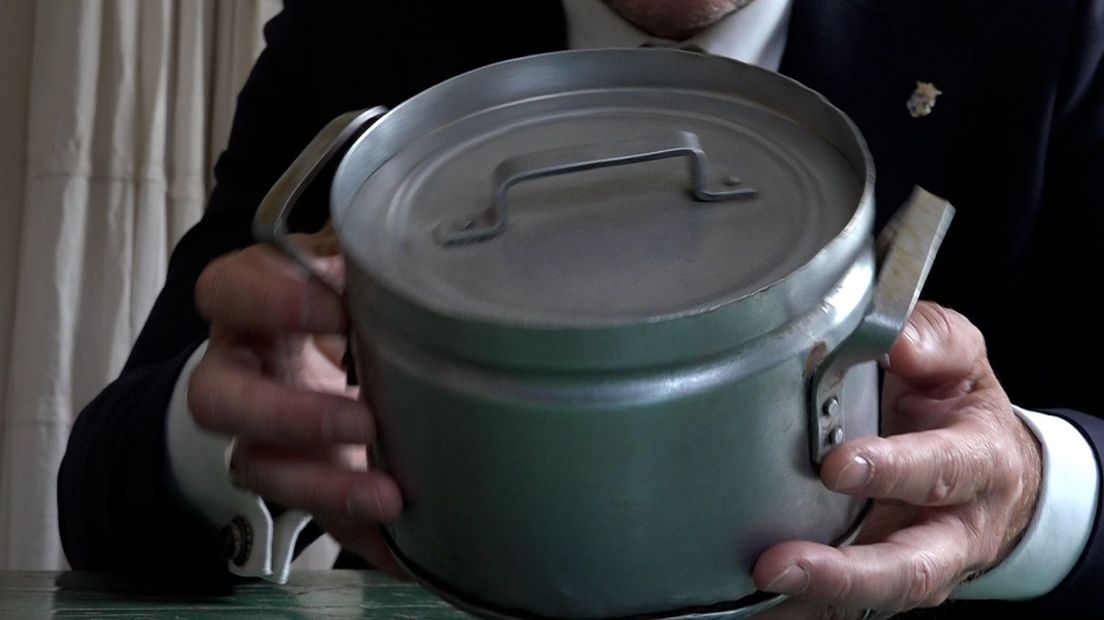 De pan is gemaakt van aluminium voor de oorlogsindustrie.
