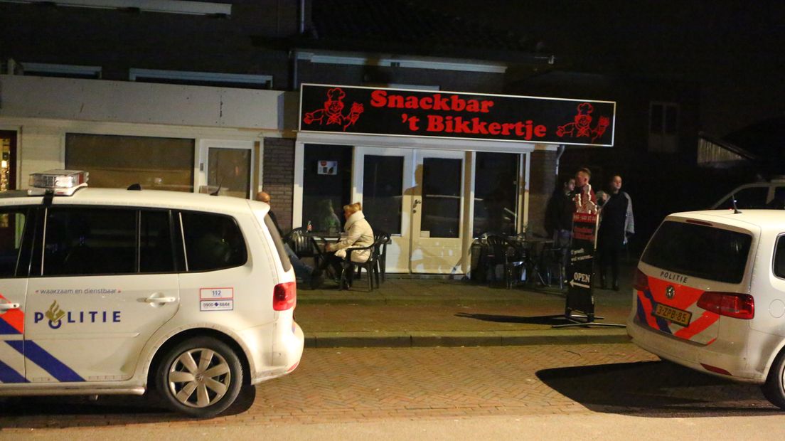 Cafetaria 't Bikkertje aan de Ugchelseweg in Ugchelen is zaterdagavond overvallen. Twee gewapende mannen drongen de zaak binnen. Van hen ontbreekt nog ieder spoor, aldus de politie.