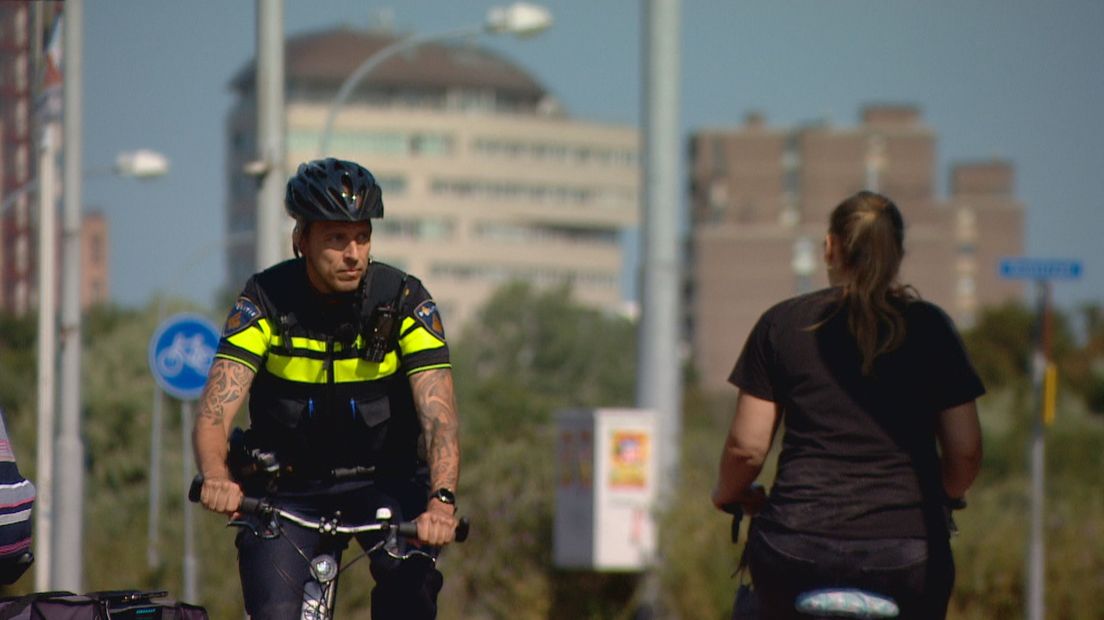 Politieman op de fiets bij de Vlissingse boulevard.