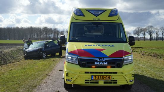 Automobilist gewond bij ongeluk Nooitgedacht. Automobilist gewond bij ongeluk Nooitgedacht.