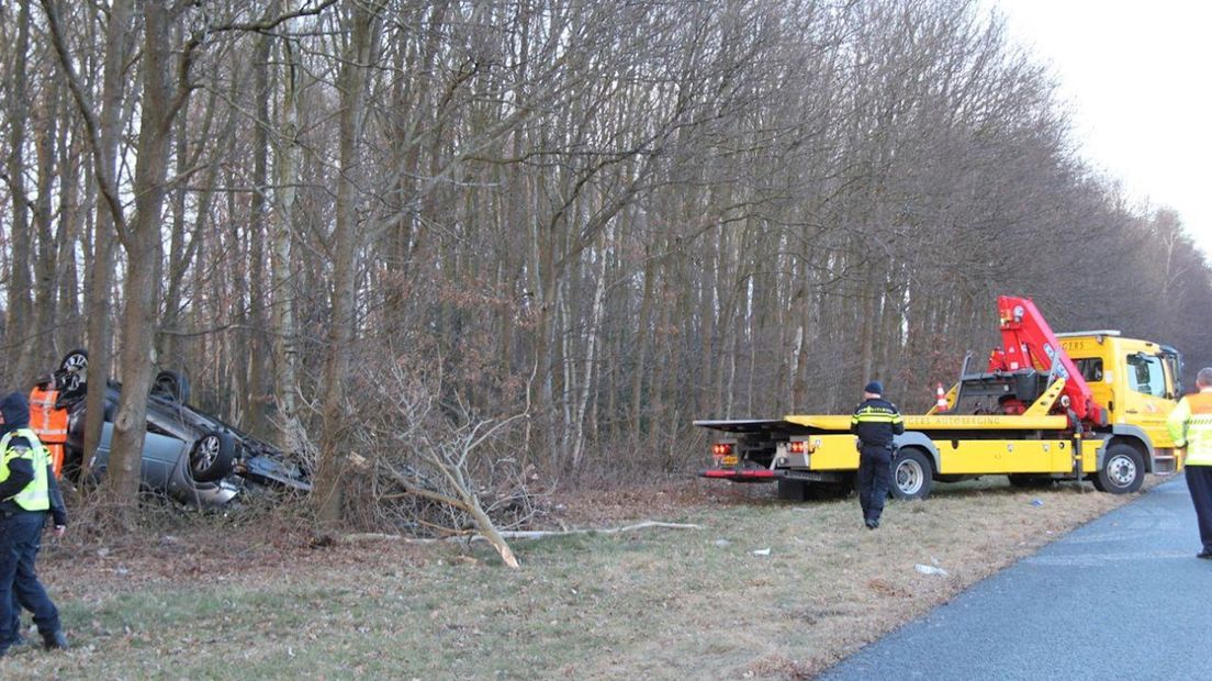 Auto over de kop geslagen en in bosschage langs de A1 bij Azelo terechtgekomen