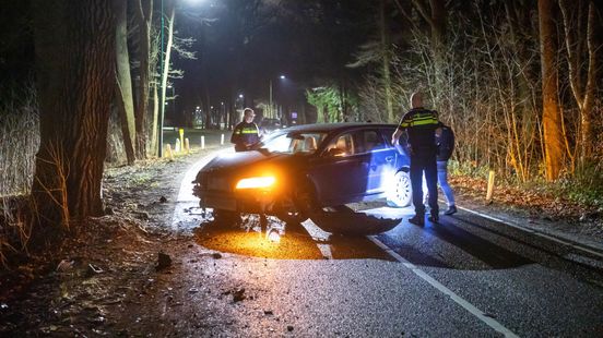 Automobilist Baarn mee naar bureau na verkeersongeluk in beruchte bocht. Automobilist Baarn mee naar bureau na verkeersongeluk in beruchte bocht.