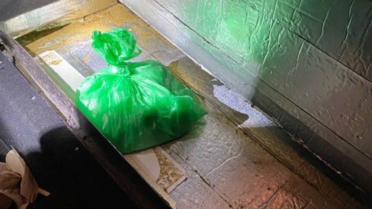 18-jarige gepakt met enorm bedrag in verborgen ruimte in auto