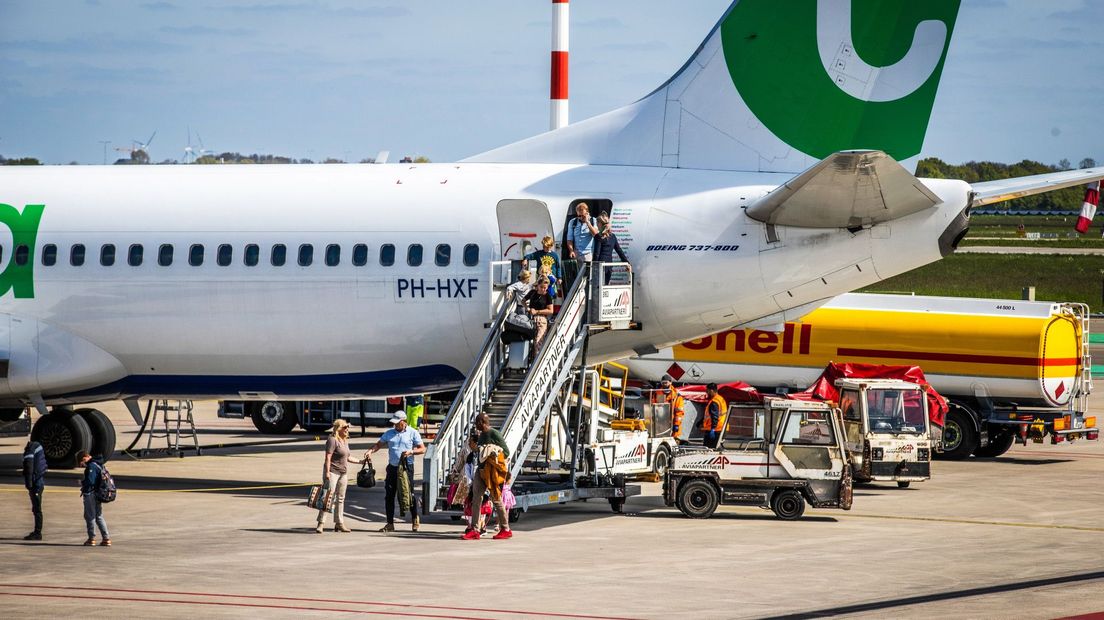 Mensen stappen in het vliegtuig op Rotterdam The Hague Airport