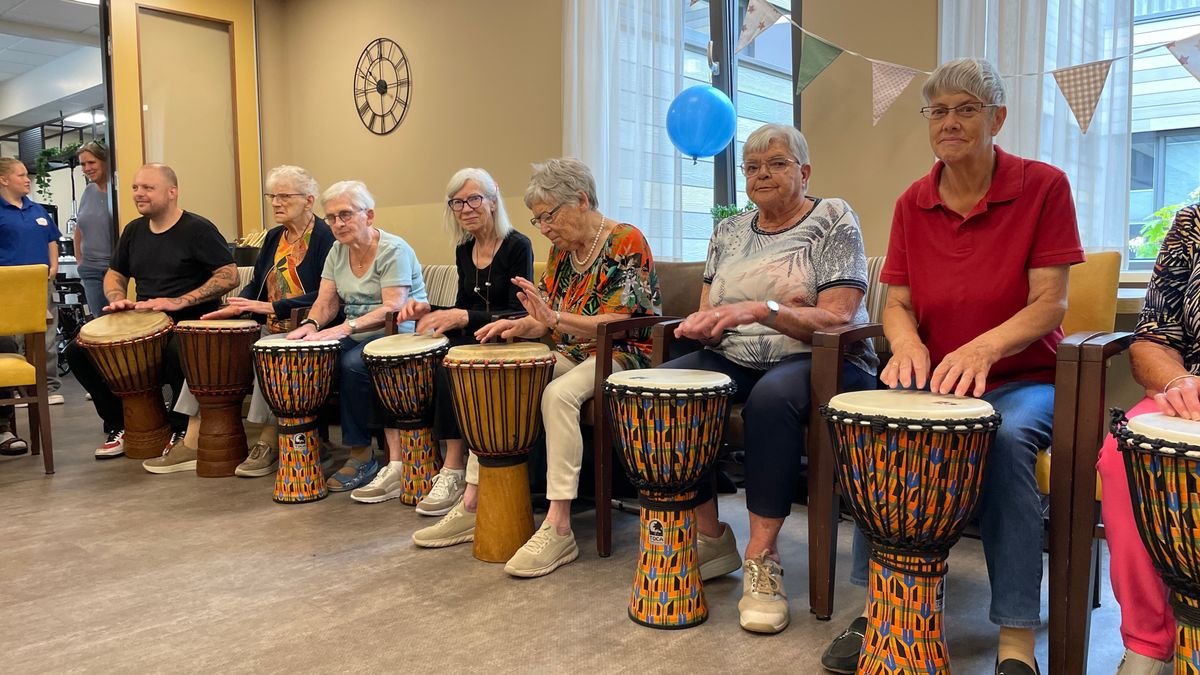 Bewoners Westerkim in Hoogeveen krijgen djembéles
