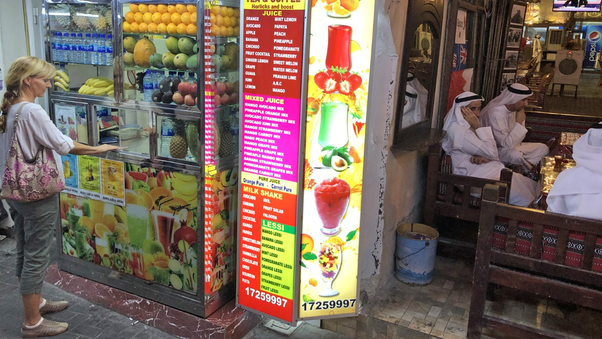 De sûk fan Manama, altyd gesellich, kinst der fan alles keapje en foar in habbekrats ite