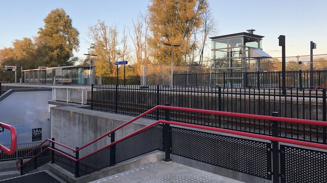 Het treinstation van Winsum met op de achtergrond de lift