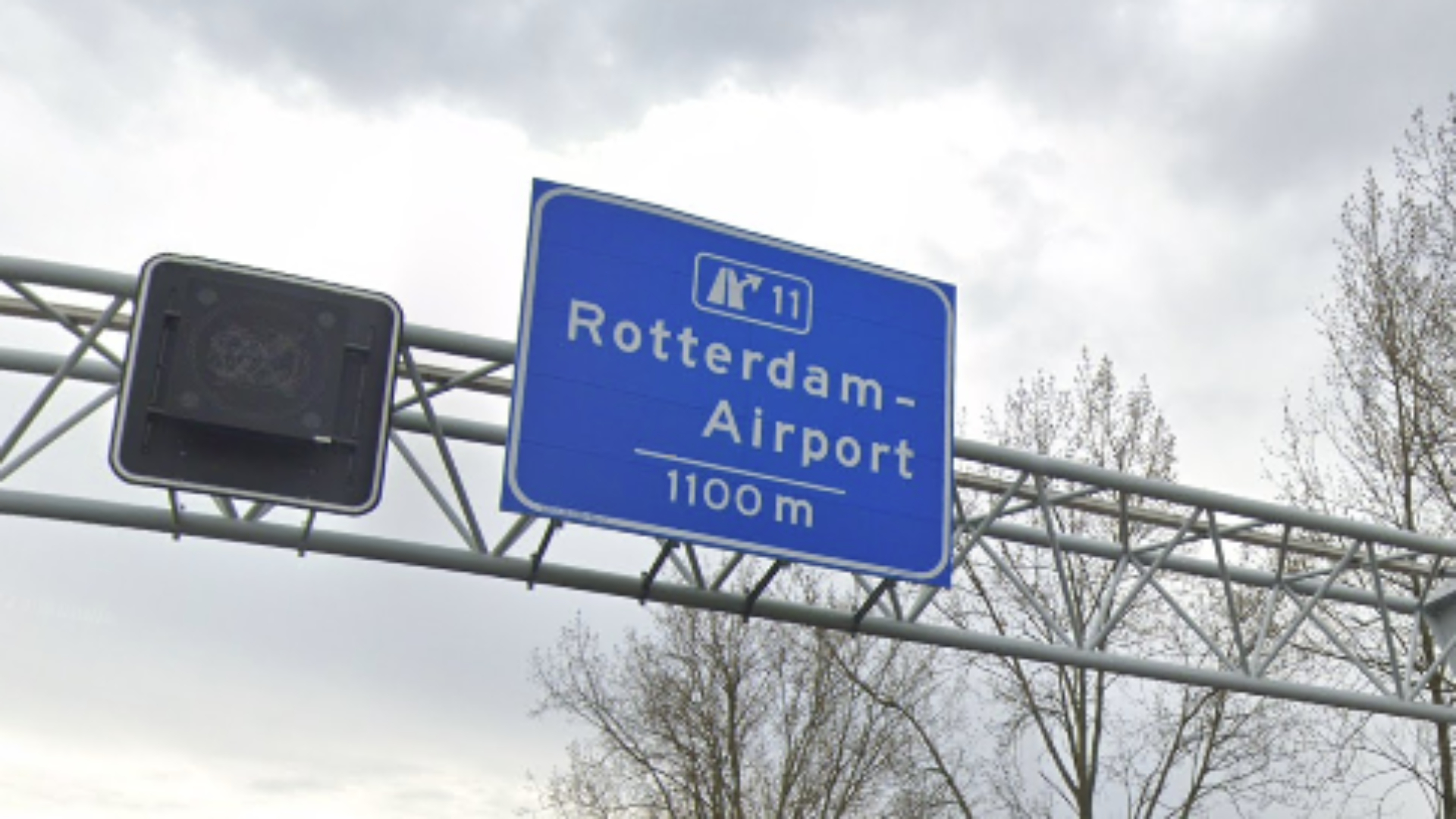 Naam Ontbreekt Op Bord Rotterdam Airport, Den Haag Boos - Rijnmond