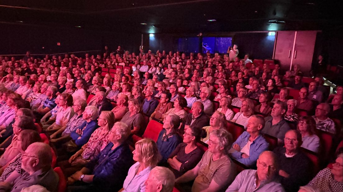 Een volle zaal in theater Geert Teis