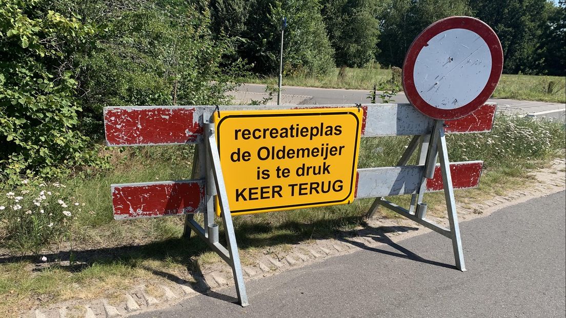 Staphorst voert parkeerverbod in bij natuurgebied, ook Hardenberg sluit weg bij zwemplas