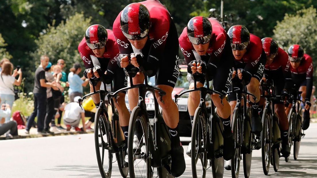 Team INEOS tijdens de ploegentijdrit in de Tour de France.