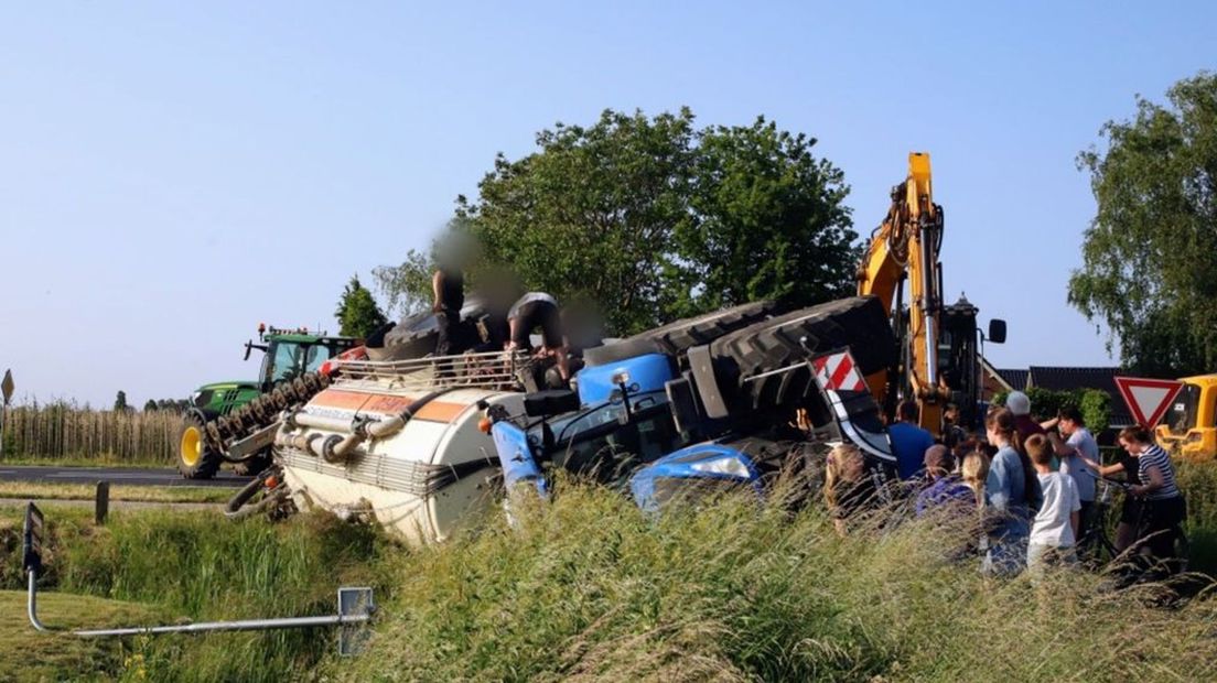 Giertank op zijn kant in Lienden.