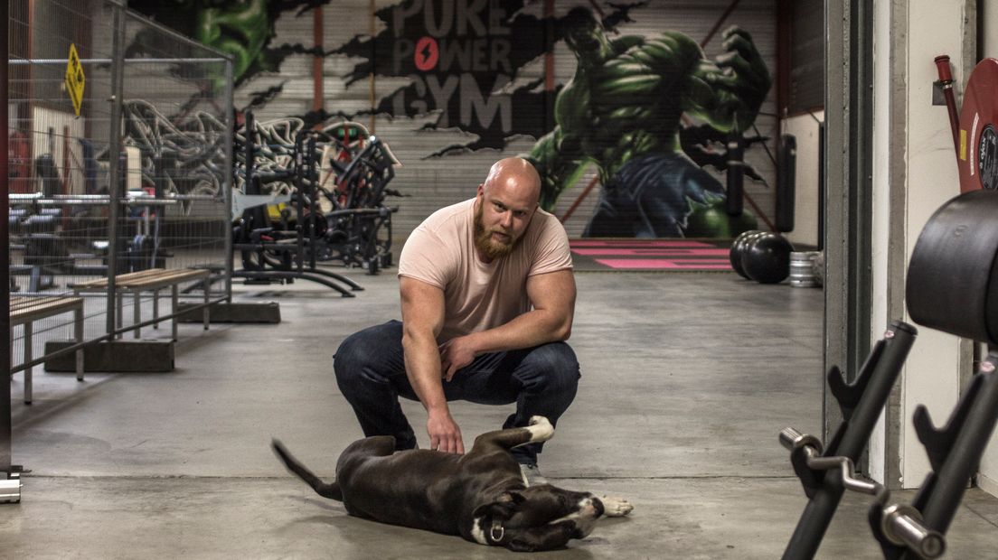 Mark en zijn hond Boedha in de gym (Rechten: Robbert Oosting / RTV Drenthe)