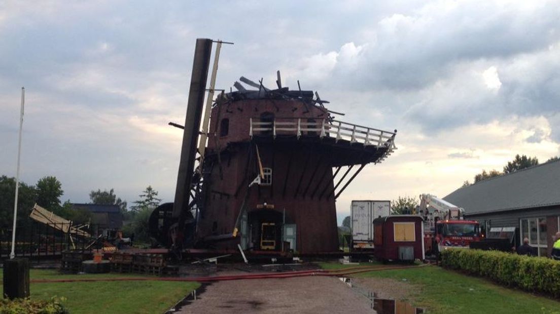 'Het is de tweede keer dat ik de molen zo afgebrand zie, in mijn jeugd en nu weer,' zegt een inwoner van Terwolde. 'Er komen oude herinneringen naar boven. Er gaat wel weer wat door je aderen heen.'