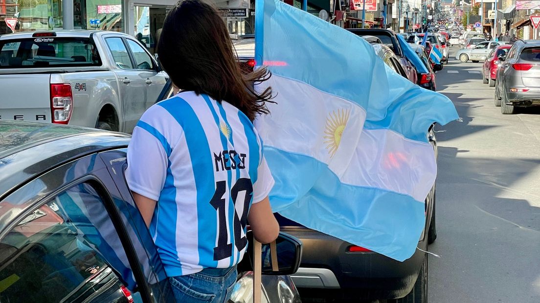 Een Argentijnse viert een WK-overwinning vanuit de auto in Ushuaia