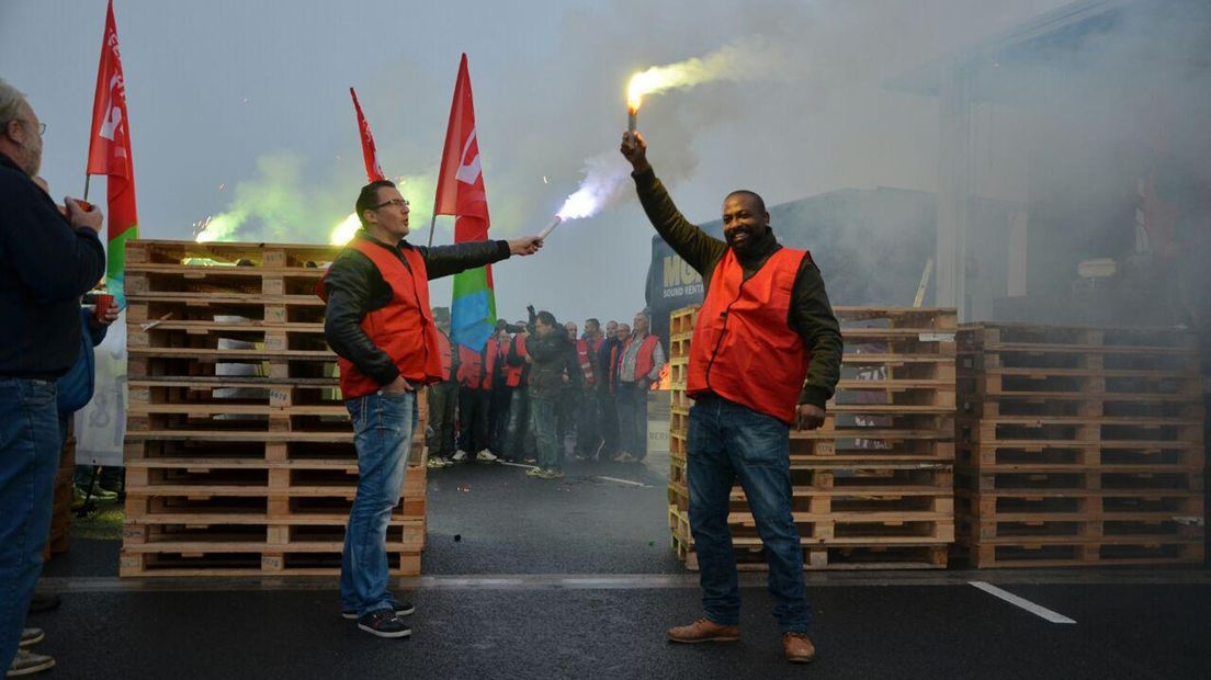 Stakers vrijdagochtend bij de werf van Ferus Smit