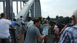 Duizenden fietsers over de brug, gebruik fietspaden flink toegenomen