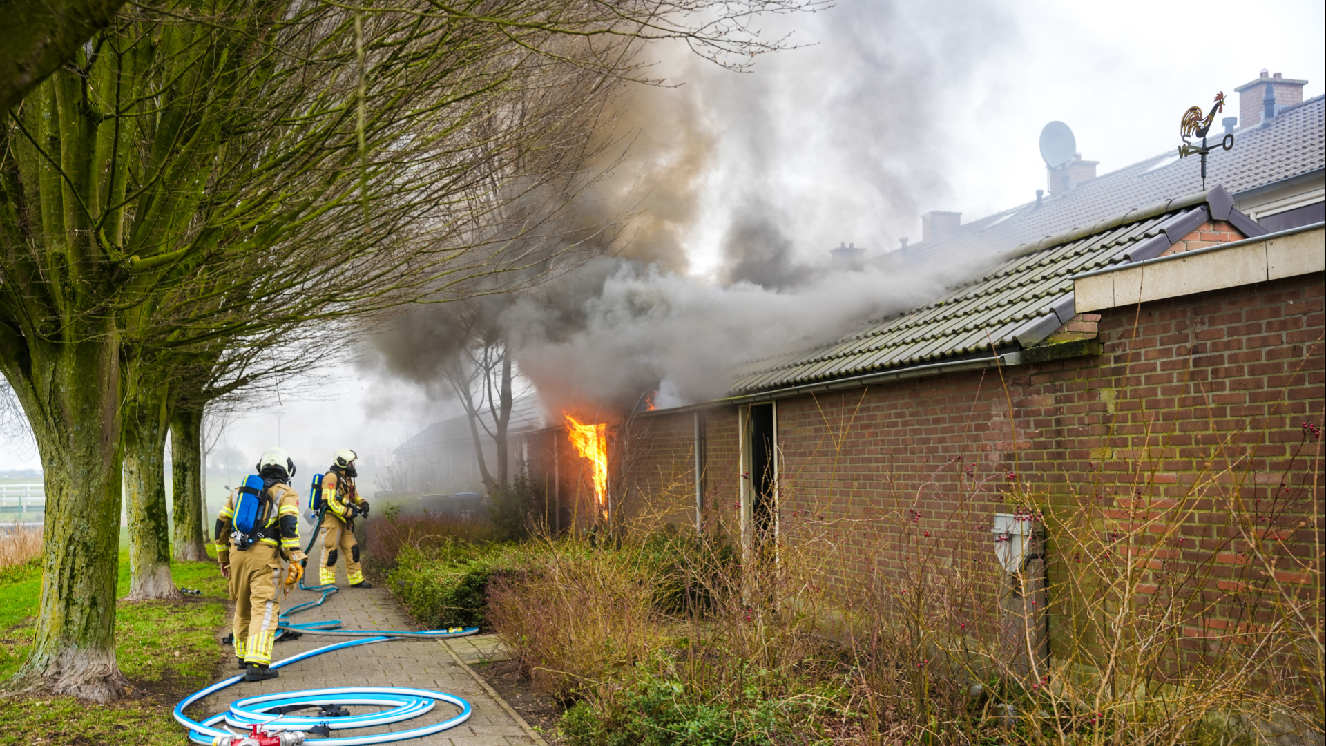 Schuurbrand achter woningen in Bunschoten-Spakenburg