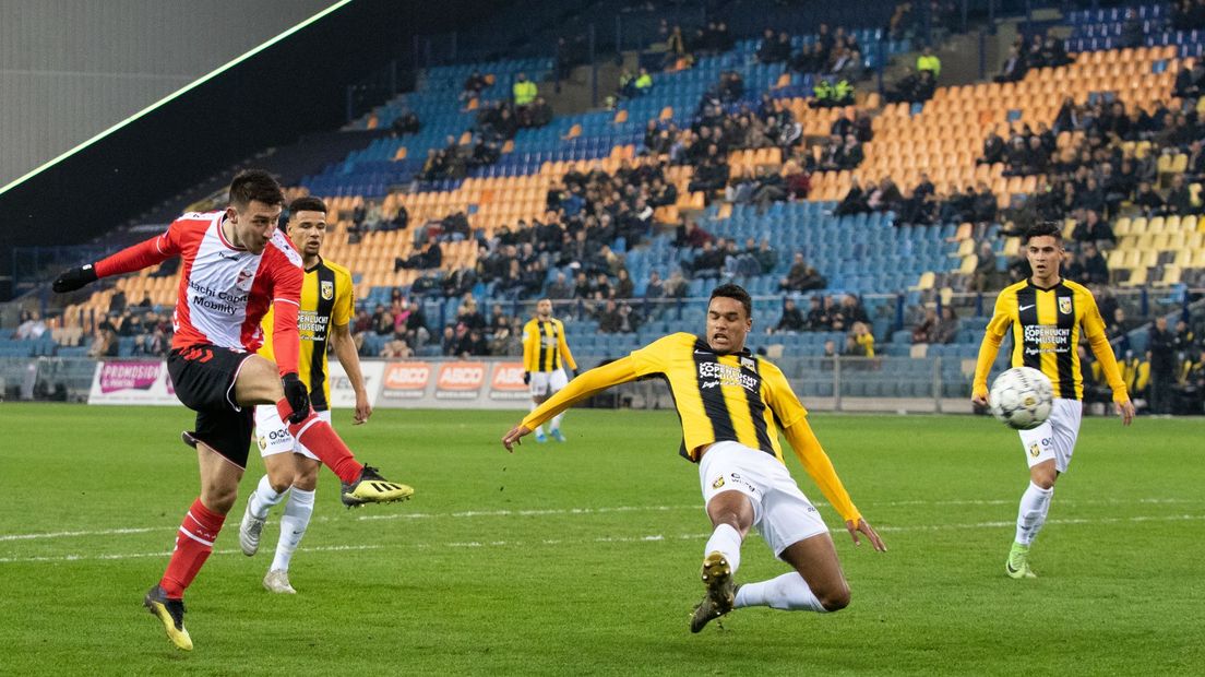 Marko Kolar neemt het doel van Vitesse onder vuur (Rechten: Hollandse Hoogte / Tom Bode Multimedia)