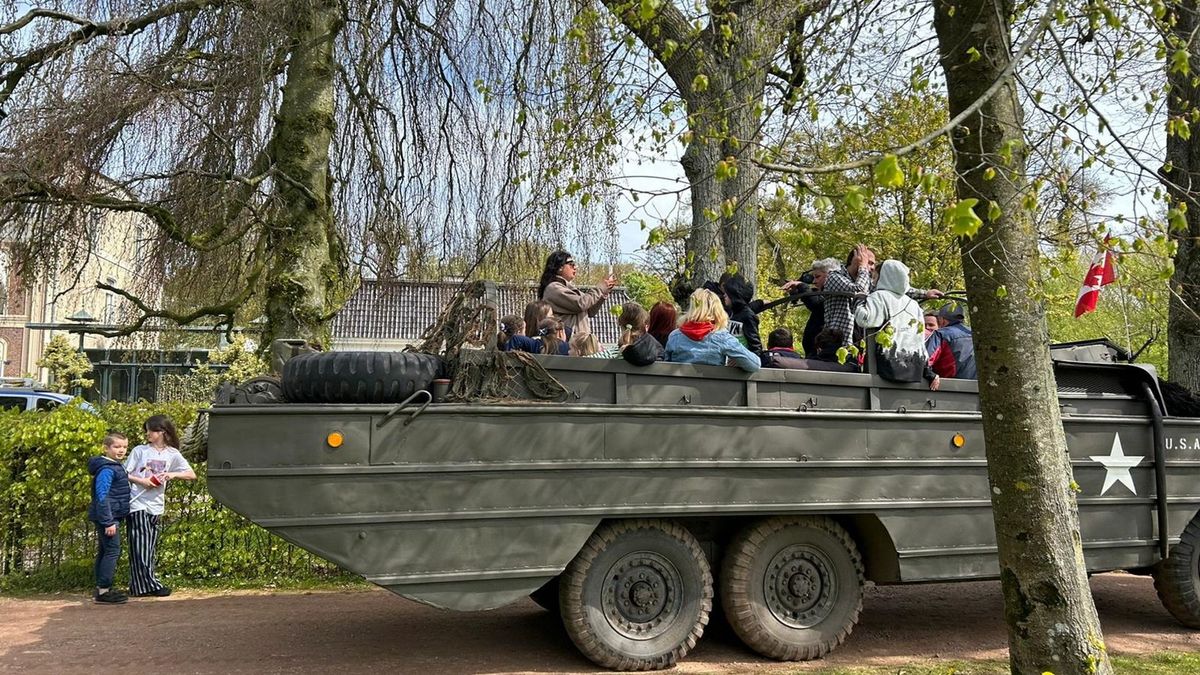 Oekraïners in Aldtsjerk vinden oude legerwagens 'fantastisch' en rijden een stukje mee