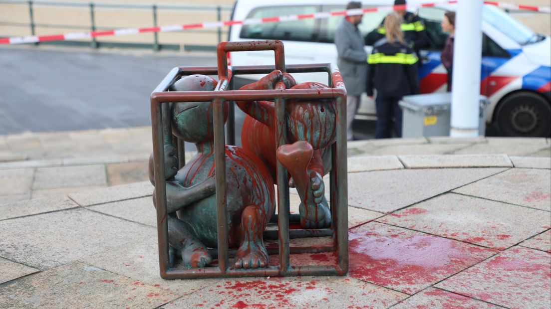 Sprookjesbeelden in Scheveningen besmeurd met rode vloeistof en teksten over satanische rituelen