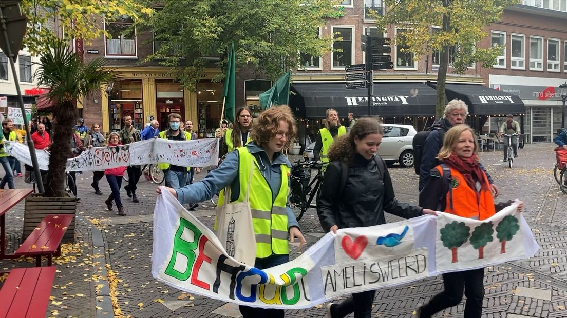 De demonstratie bereikt het Janskerkhof.