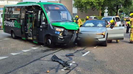 Botsing met streekbus voor ziekenhuis. Botsing met streekbus voor ziekenhuis.