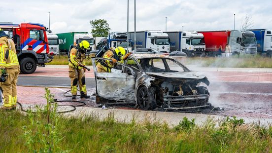 Confrontatie tussen Ajax- en Feyenoord-fans bij A28, auto uitgebrand