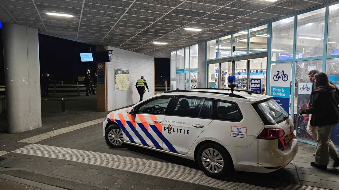 Een politiewagen bij het Hoofdstation in Groningen