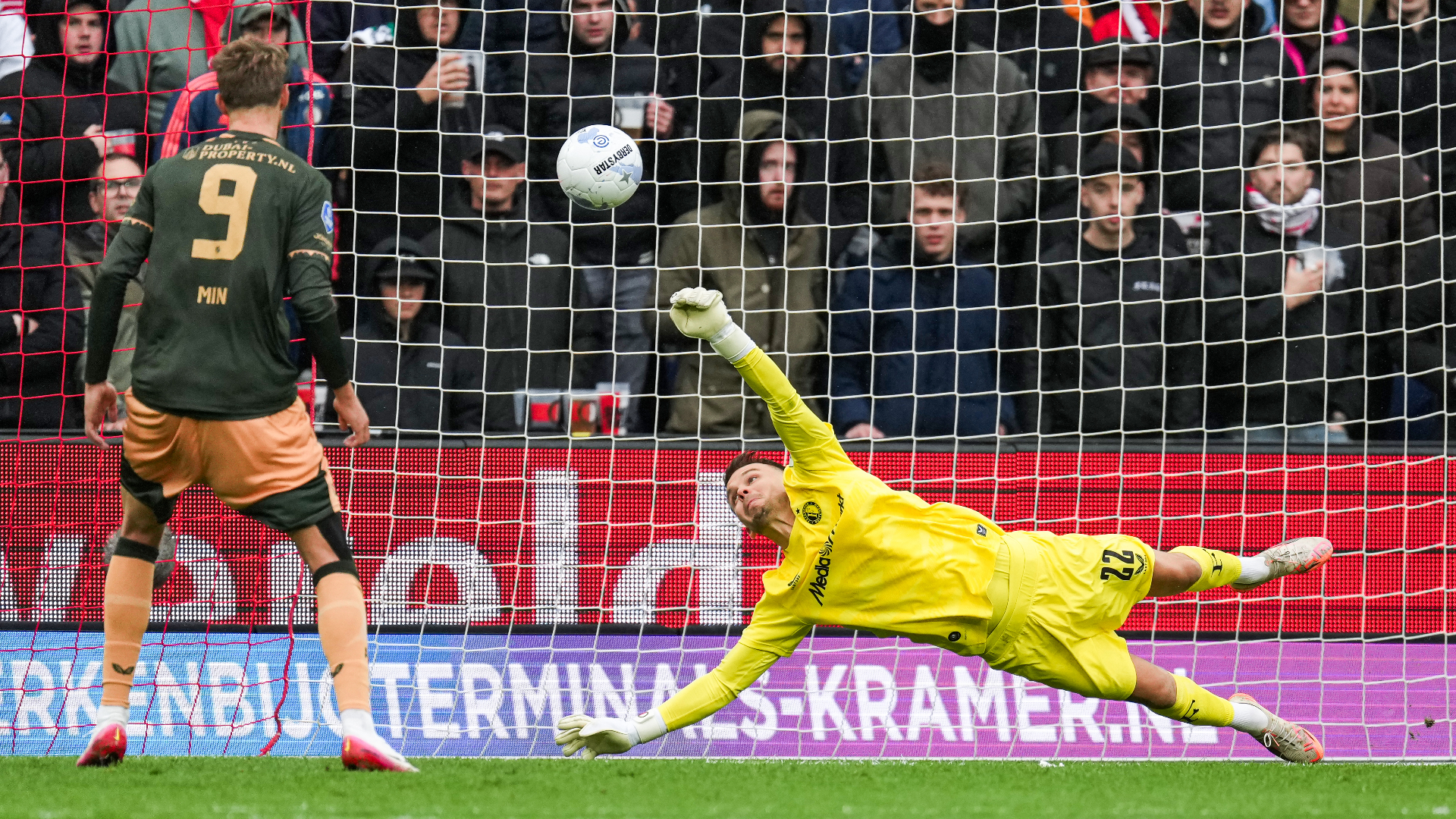 Wellenreuther met een knappe redding tegen FC Utrecht