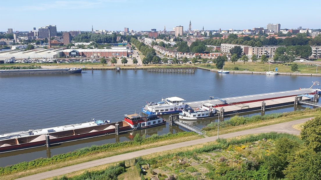 Schepen wachten op het functioneren van de Oostersluis