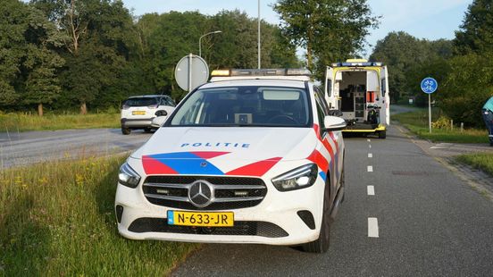 Wielrenner gewond door aanrijding met auto in Nooitgedacht. Wielrenner gewond door aanrijding met auto in Nooitgedacht.