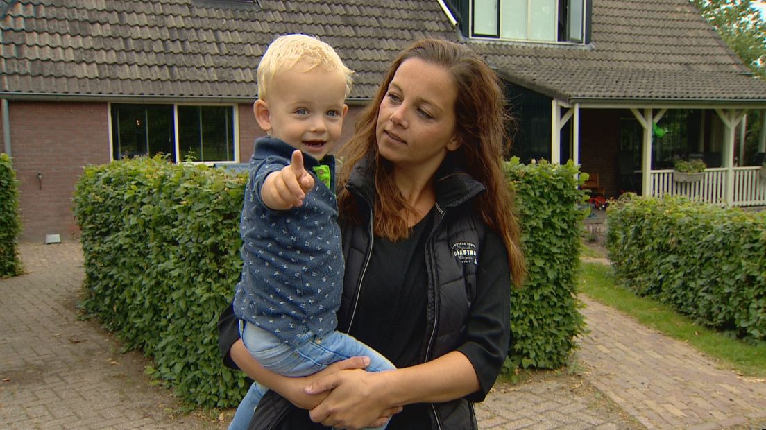 Miriam Mulder met haar zoon. (Rechten: RTV Drenthe)