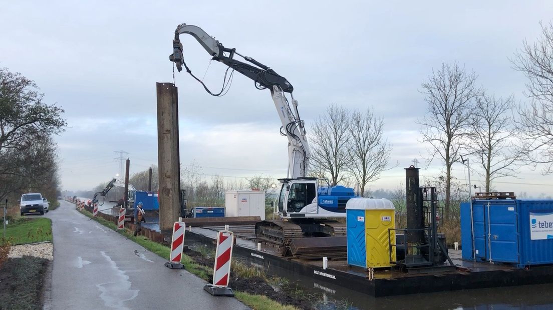 De werkzaamheden worden vanaf een ponton uitgevoerd