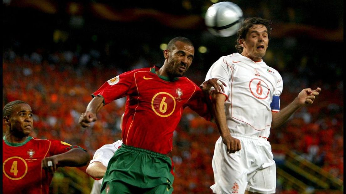 Cocu tijdens Portugal-Nederland op het WK 2006.
