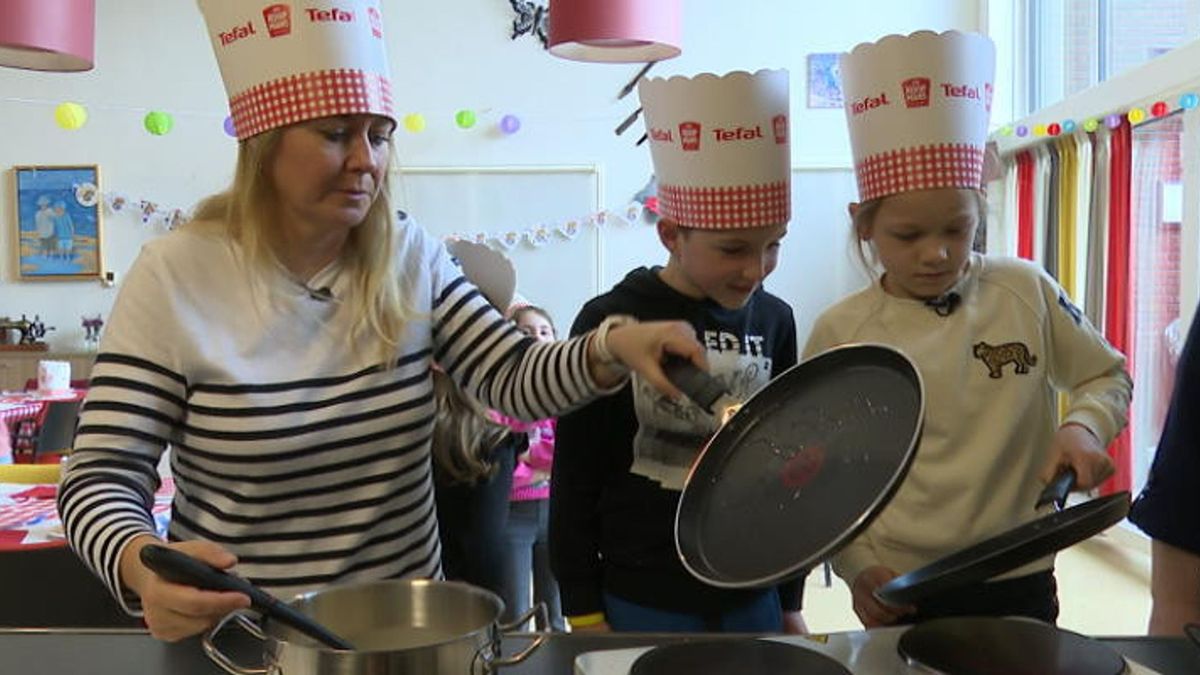 Kinderen trakteren ouderen op pannenkoeken in Grijpskerke