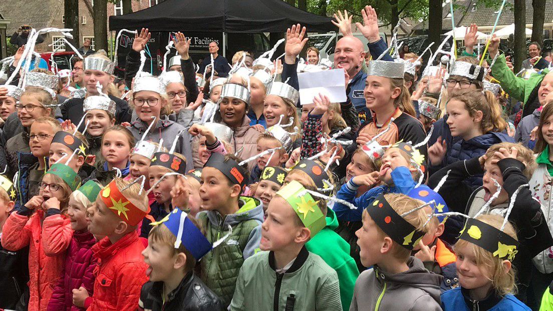 Zo'n tweehonderd kinderen zijn bij de opening (Rechten: Matthijs Holtrop/RTV Drenthe)