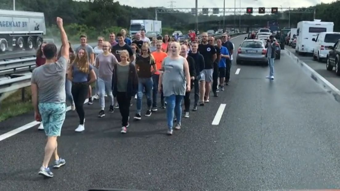 De showband gaf een optreden midden op de snelweg (foto via Jordano Piloto)