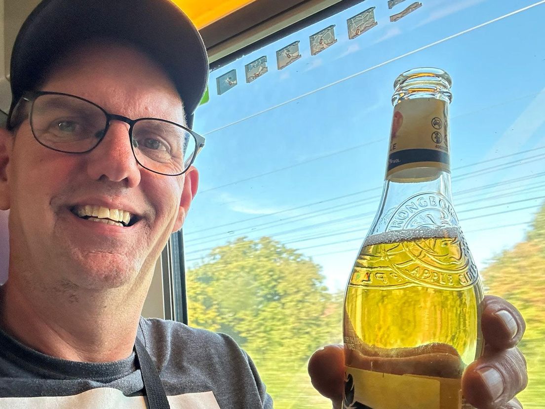 Marcel geniet tijdens zijn treinreizen regelmatig van een biertje: 'Ergens is het 12 uur'