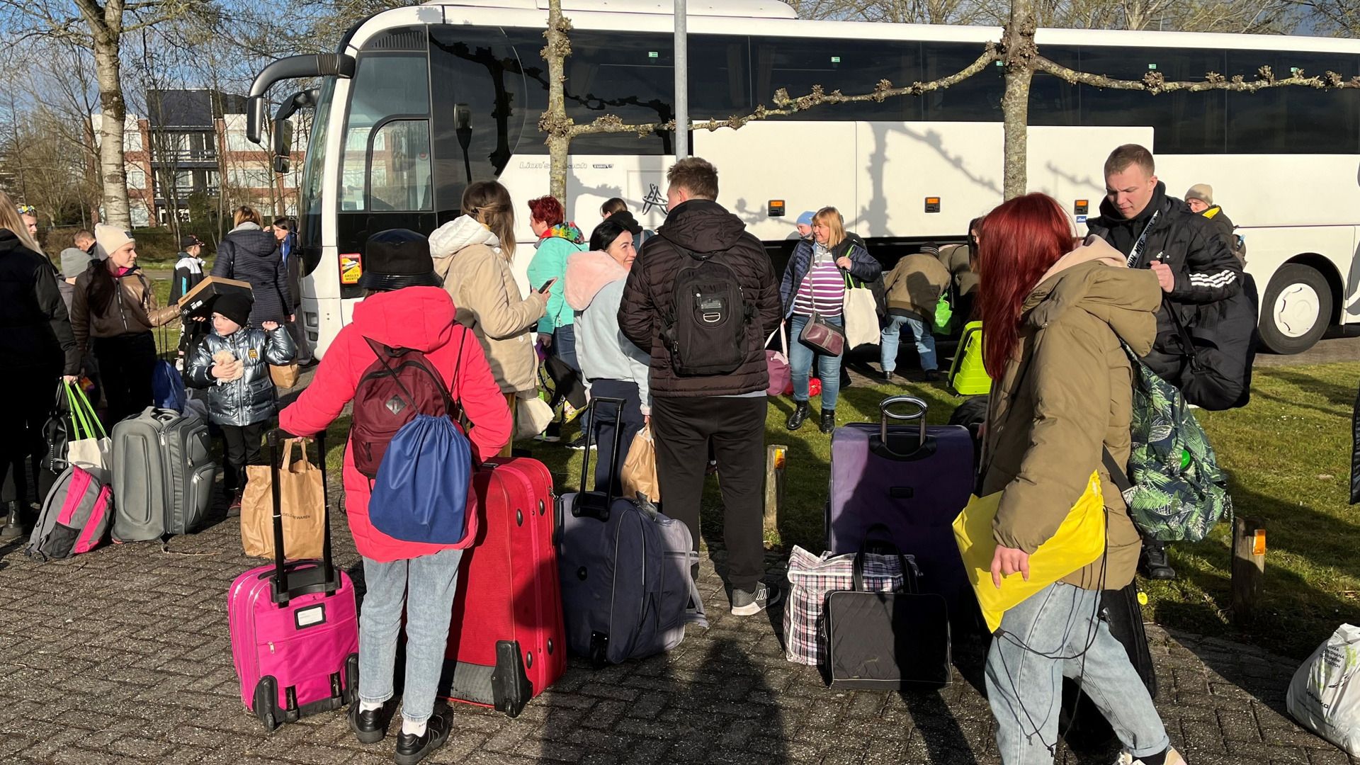 Oekraïense vluchtelingen komen aan bij Nieuw Mellens in Leeuwarden