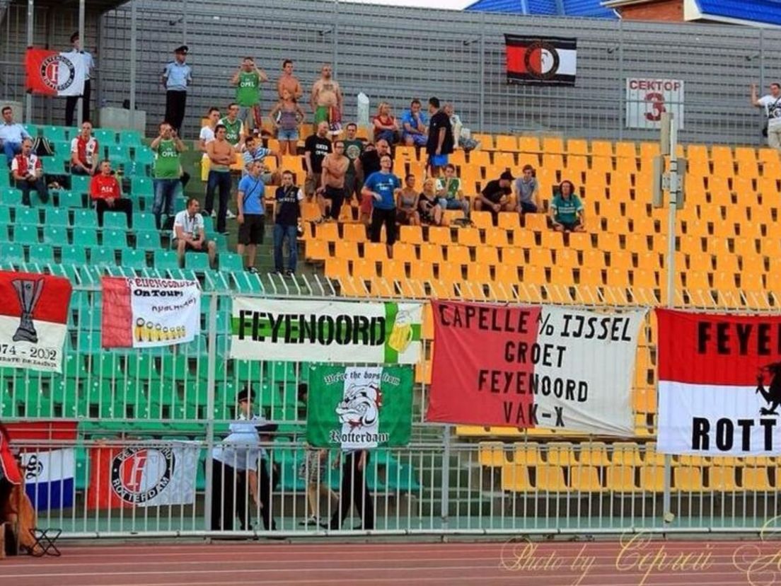 Een handjevol trouwe fans bij Krasnodar-Feyenoord