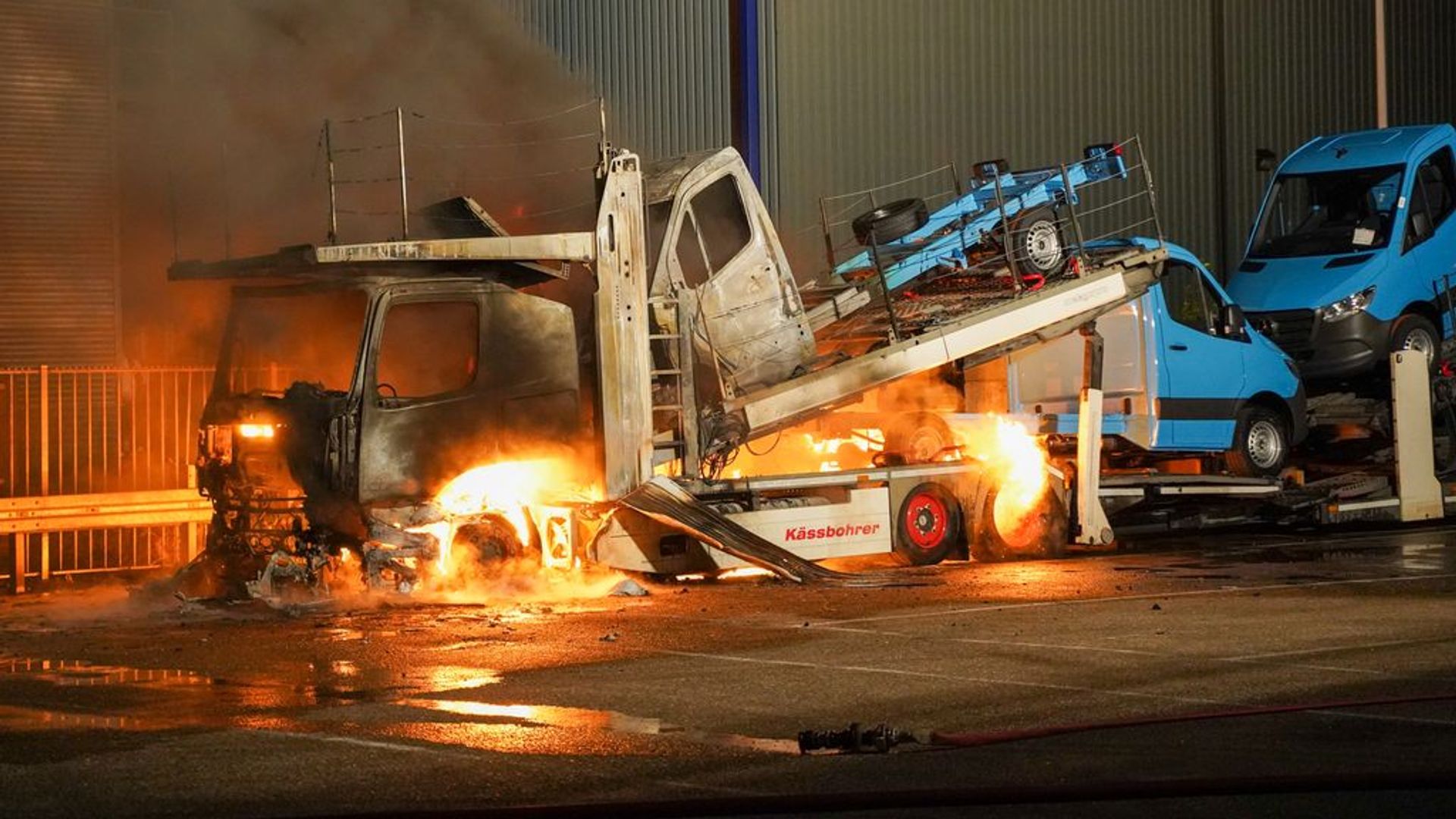 Grote Brand Verwoest Vrachtwagen Met Oplegger En Bakwagen - Omroep ...