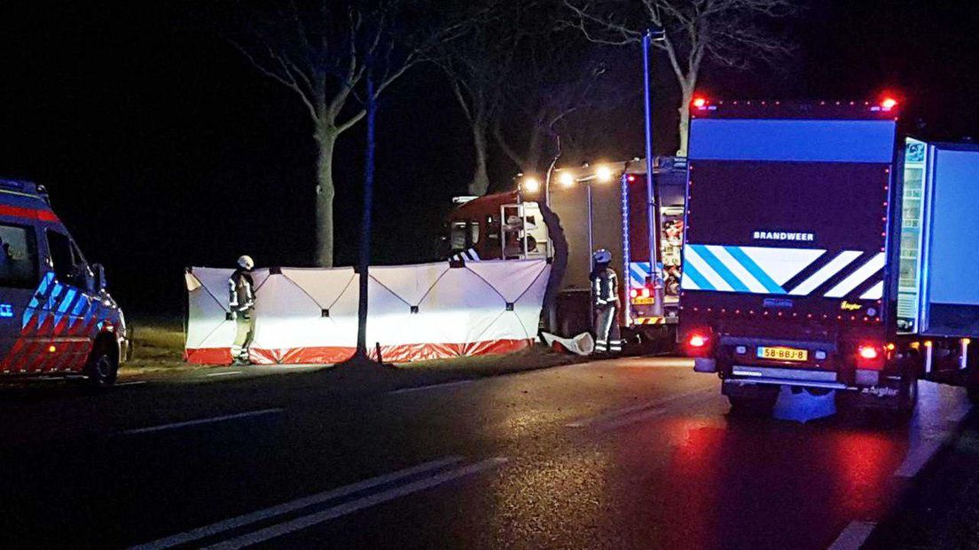 De auto belandde bij Wapserveen tegen een boom (Rechten: Persbureau Meter)