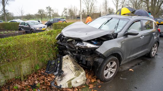 Autos eindigen na botsing in een tuin en op een betonblok. Autos eindigen na botsing in een tuin en op een betonblok.